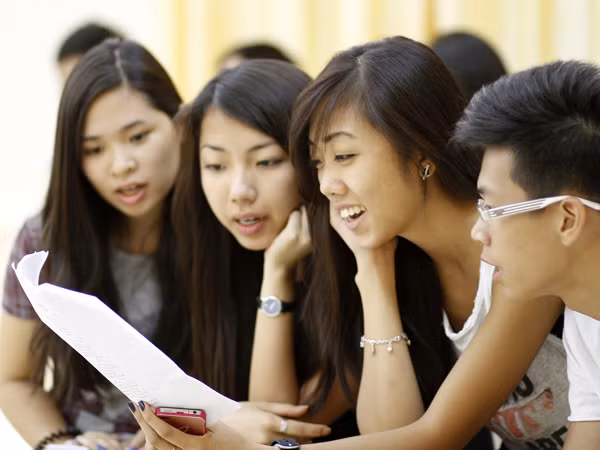 Ngắm thanh niên kiều bào rạng rỡ luyện thanh