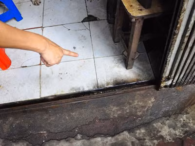 Thời gian gần đây, các loại "bom bẩn" gồm mắm tôm, dầu luyn, cá chết,...hay được các đối tượng đòi nợ dùng để "khủng bố" tinh thần "con nợ"