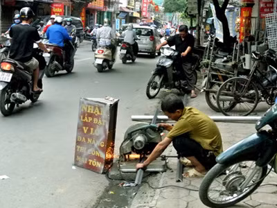 Hà Nội: Rùng mình đi qua những con phố “phun lửa” phè phè