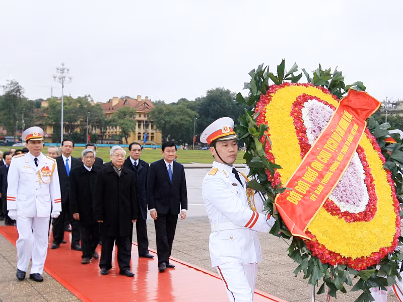 Đoàn đại biểu cấp cao vào Lăng viếng Chủ tịch Hồ Chí Minh. Ảnh: TTXVN