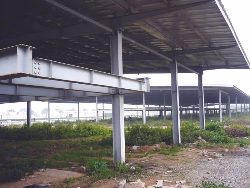 Bãi đỗ xe Gia Thụy dở dang, hoang vắng. Ảnh: Trọng Đảng