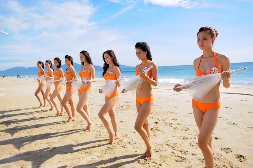 Gót hồng dạo bước bên biển xanh