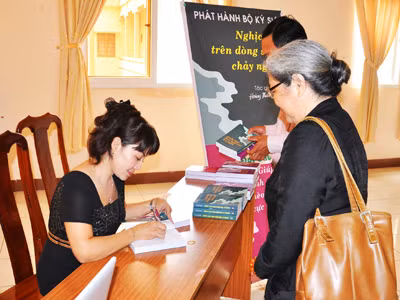 Tác giả ký tặng những độc giả đầu tiên