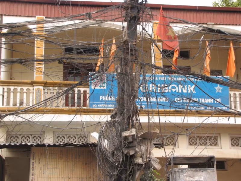 Cột điện cháy giữa phố, đường ùn tắc cục bộ
