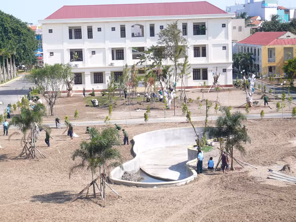 Cán bộ, chiến sĩ đang làm đẹp doanh trại