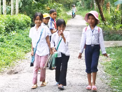 Trẻ em đi học ở ấp 10 Ảnh: C.T