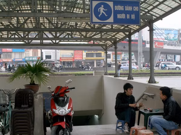 Môi giới địa ốc VIP đi bán trà đá