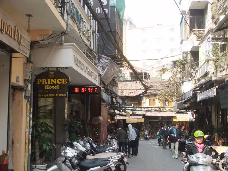 Phố Tô Tịch vốn làm nghề tiện nay đã chuyển hầu hết sang kinh doanh khách sạn, du lịch Ảnh: Minh Tuấn