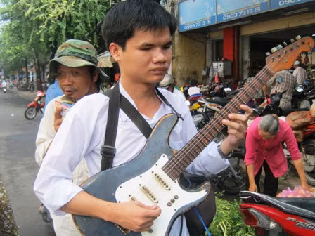 Chàng sinh viên khiếm thị bán vé số nuôi ước mơ