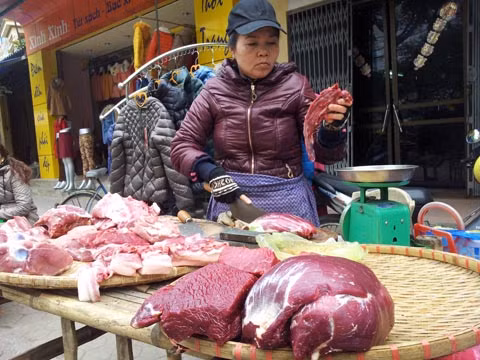Chợ ế, giá thực phẩm giảm