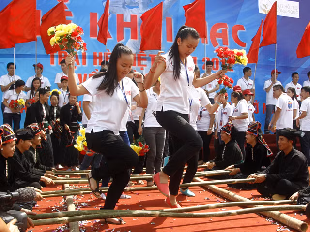Điệu nhảy sạp hút bước chân Việt kiều trẻ