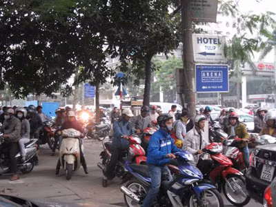 Đi xe máy lên vỉa hè là phạm luật