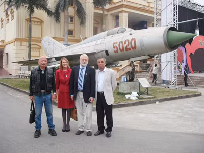 Vợ chồng Trimble- Rachel cùng Trần Việt bên chiếc Mig-21 mà Trần Việt từng lái