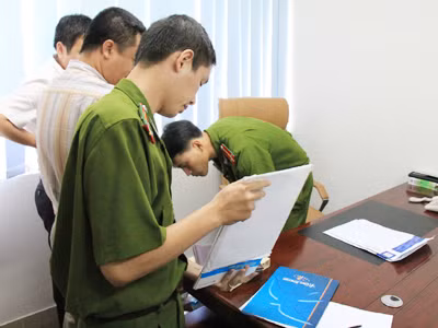 Khám xét nơi làm việc của ông Bình