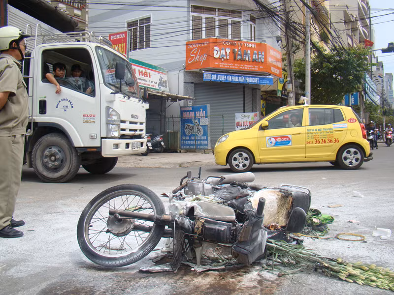 Xe Honda bốc cháy trên phố
