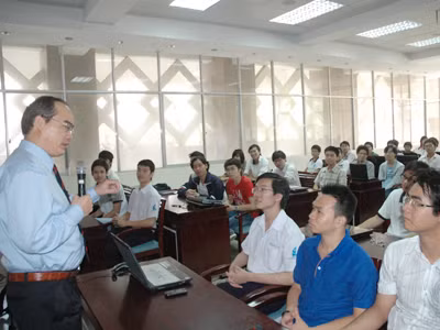 Phó Thủ tướng Nguyễn Thiện Nhân trò chuyện với sinh viên chương trình tiên tiến ĐH Khoa học Tự nhiên TPHCM	Ảnh: Quang Phương