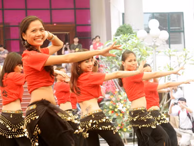 Sôi động múa bụng tập thể
