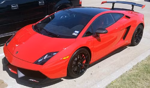 Nữ sinh 15 tuổi lái 'siêu bò' Lamborghini đến trường