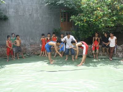 Những 'ông bầu' trẻ không lương