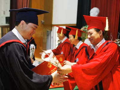Hà Nội: Trao bằng cử nhân cho SV hệ ĐH từ xa