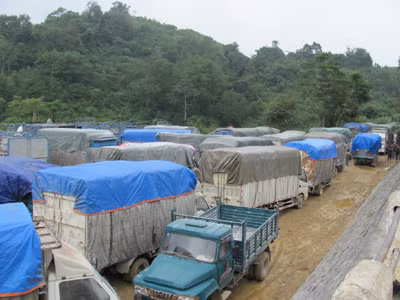 Tranh giành bốc xếp, tắc cửa khẩu