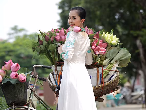 Linh Nga dịu dàng áo dài và sen Việt