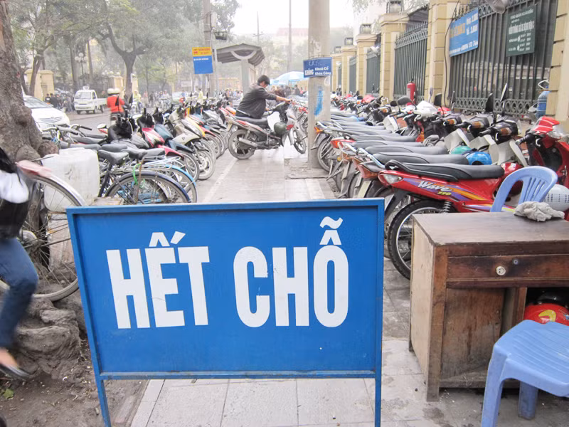 Người dân nháo nhác tìm nơi gửi xe khi hết chỗ gửi tại đường Triệu Quốc Đạt