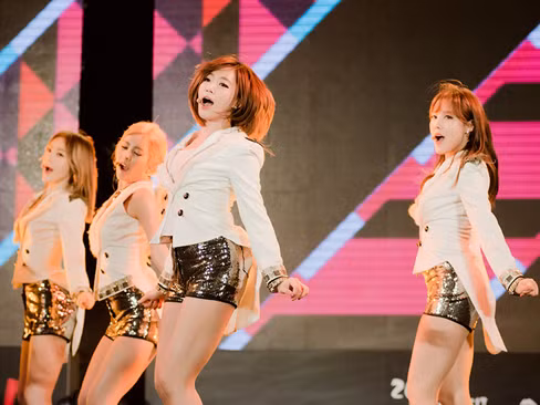 Nhóm nhạc nữ T-Ara khoe da trắng, chân thon