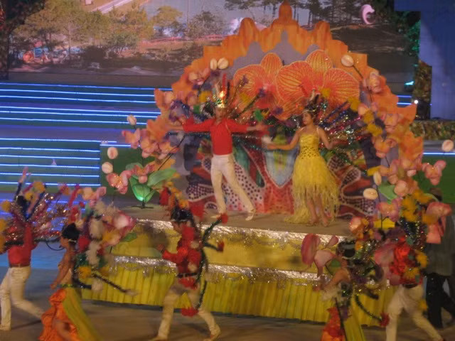 Lên Đà Lạt thưởng ngoạn Festival hoa 2013