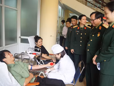 Sinh viên áo lính hiến máu