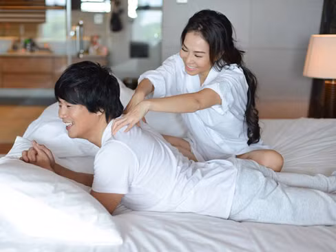 Thu Minh tung cảnh 'giường chiếu' lên Facebook?