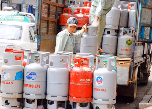 Giá gas tăng 18.000 đồng/bình 12kg