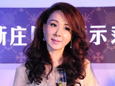 Tiêu Tường mặt căng tròn vì botox