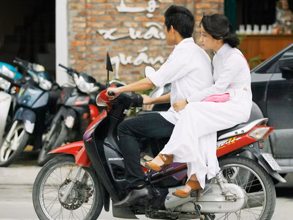 Học sinh vi vu đầu trần sau khai giảng
