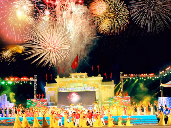 Rực rỡ Lễ hội Hoa phượng đỏ