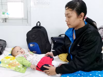 Bé trai văng qua cửa xe khách thoát chết diệu kỳ