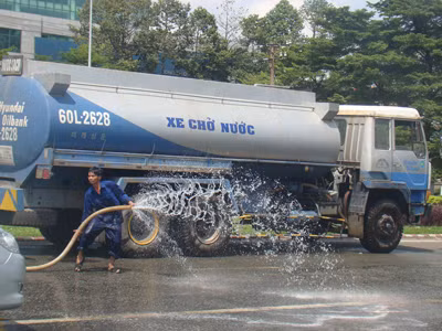 Hàng ngàn lít hóa chất đổ ra đường