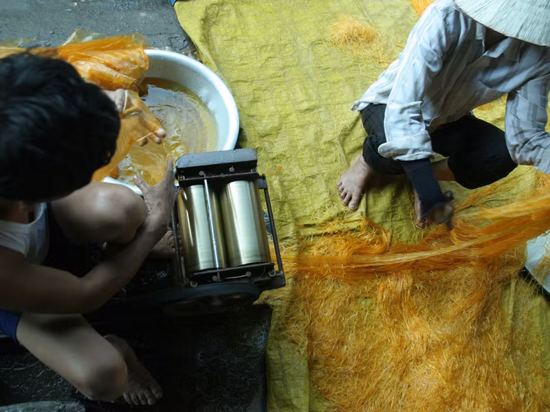 Làm miến bằng... chân đất bẩn, phơi ở bãi tha ma