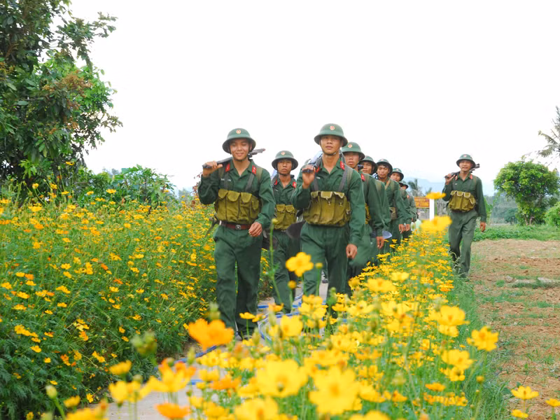 Chiến sĩ Sư đoàn 2 trên đường hành quân