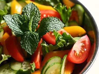 Món salad ngon với nước sốt từ rau củ