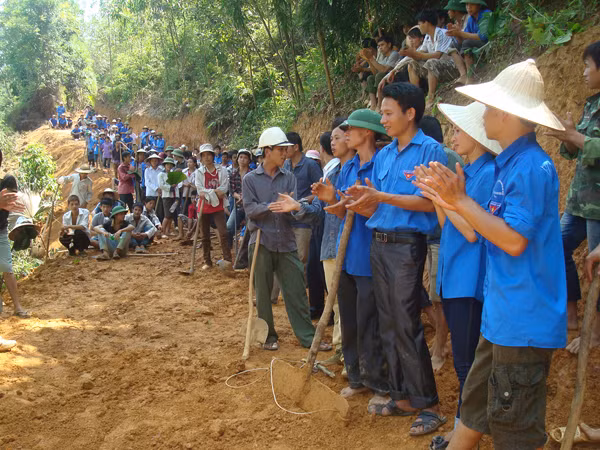 Niềm vui của TNTN khi khai thông con đường nối liền hai xã Mường Lai (Yên Bái) và Yên Lâm (Tuyên Quang)
