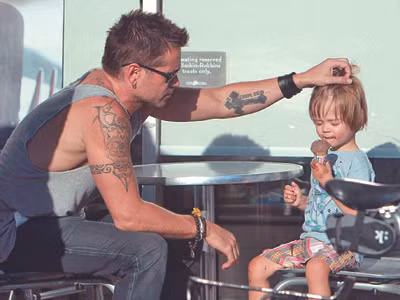 Colin Farrell cởi mở về con trai đau ốm