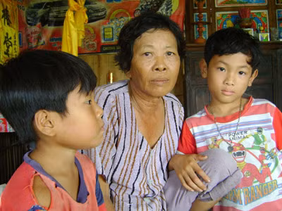 Bà Bùi Thị Tươi cùng 2 cháu nội ngoại tố cáo bị thầy giáo Nghị đánh