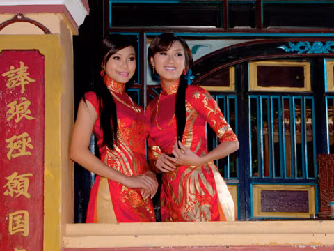 Trâm Anh, Hồng Châu e ấp áo dài