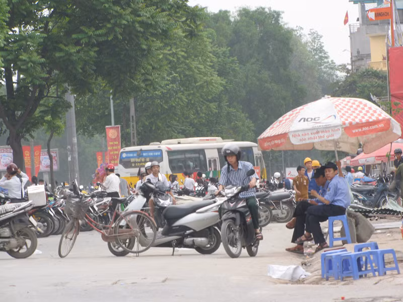 Siêu thị chiếm cả đường xe buýt