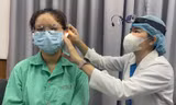 Bị vỡ xương thái dương, suýt điếc vĩnh viễn vì… ngoáy tai