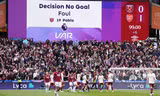 Các trọng tài nói gì khi VAR 'bẻ còi' trong pha bóng bước ngoặt mùa giải ở trận Arsenal vs West Ham?