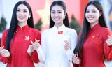 Hoa hậu Hà Trúc Linh, Á hậu Châu Anh, Vân Nhi hòa cùng hàng chục nghìn người đổ về sân Mỹ Đình 