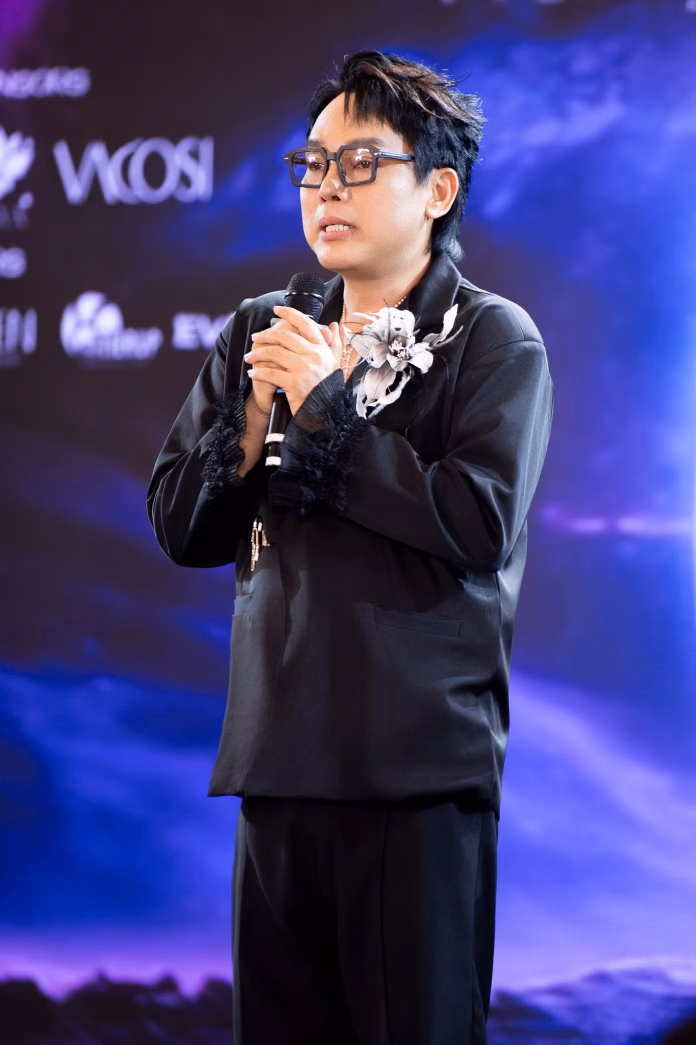 nghe-si-ho-khanh-nha-sang-lap-the-mua.jpg