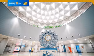Không gian trung tâm ga Metro Bến Thành với điểm nhấn là Tháp đồng hồ gốm hài hòa với giếng trời hoa sen cách điệu.
